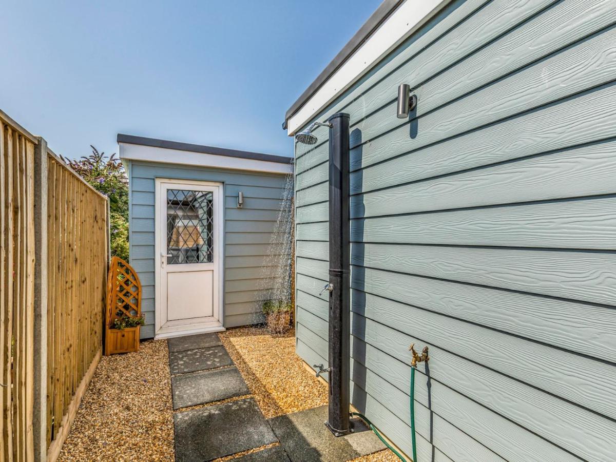 Pass The Keys Charming Chalet A Stones Throw From The Beach Chichester Exterior foto