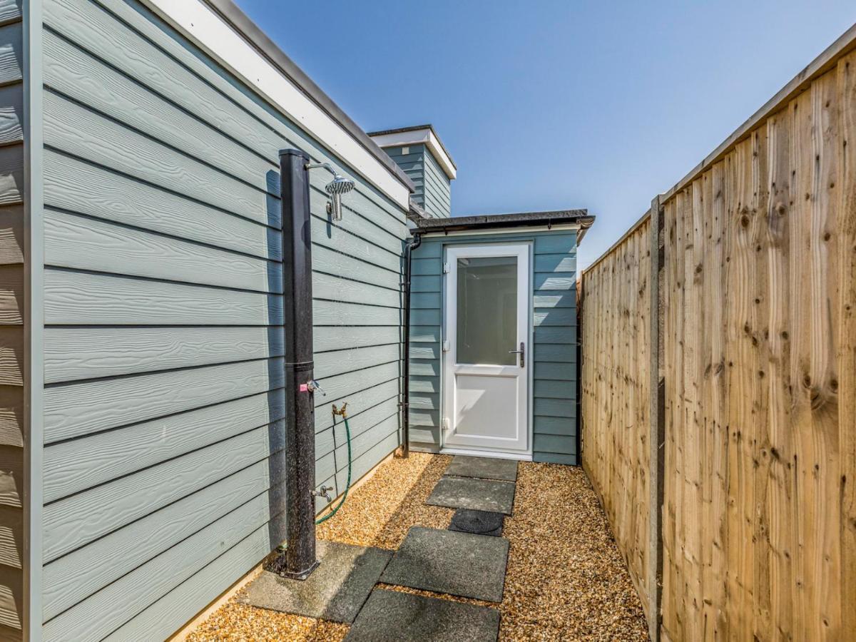 Pass The Keys Charming Chalet A Stones Throw From The Beach Chichester Exterior foto