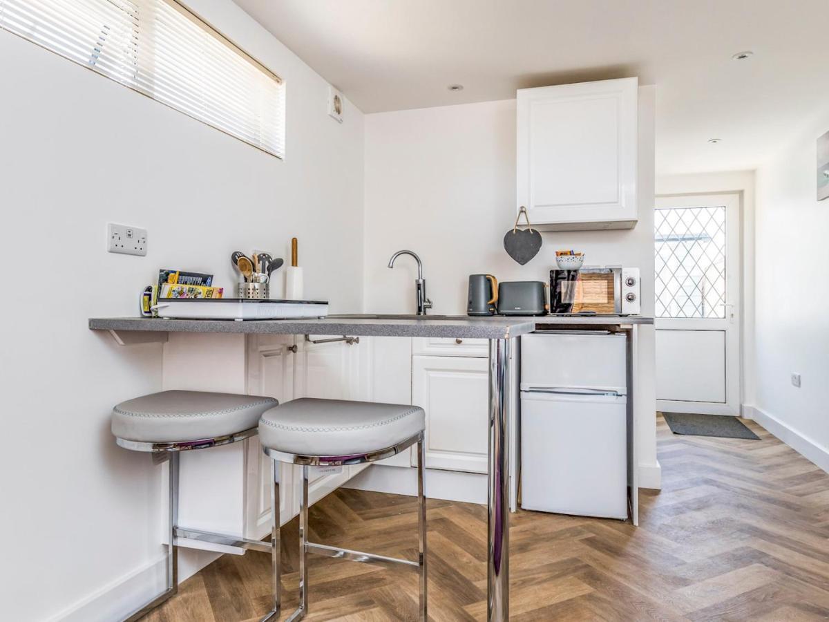 Pass The Keys Charming Chalet A Stones Throw From The Beach Chichester Exterior foto